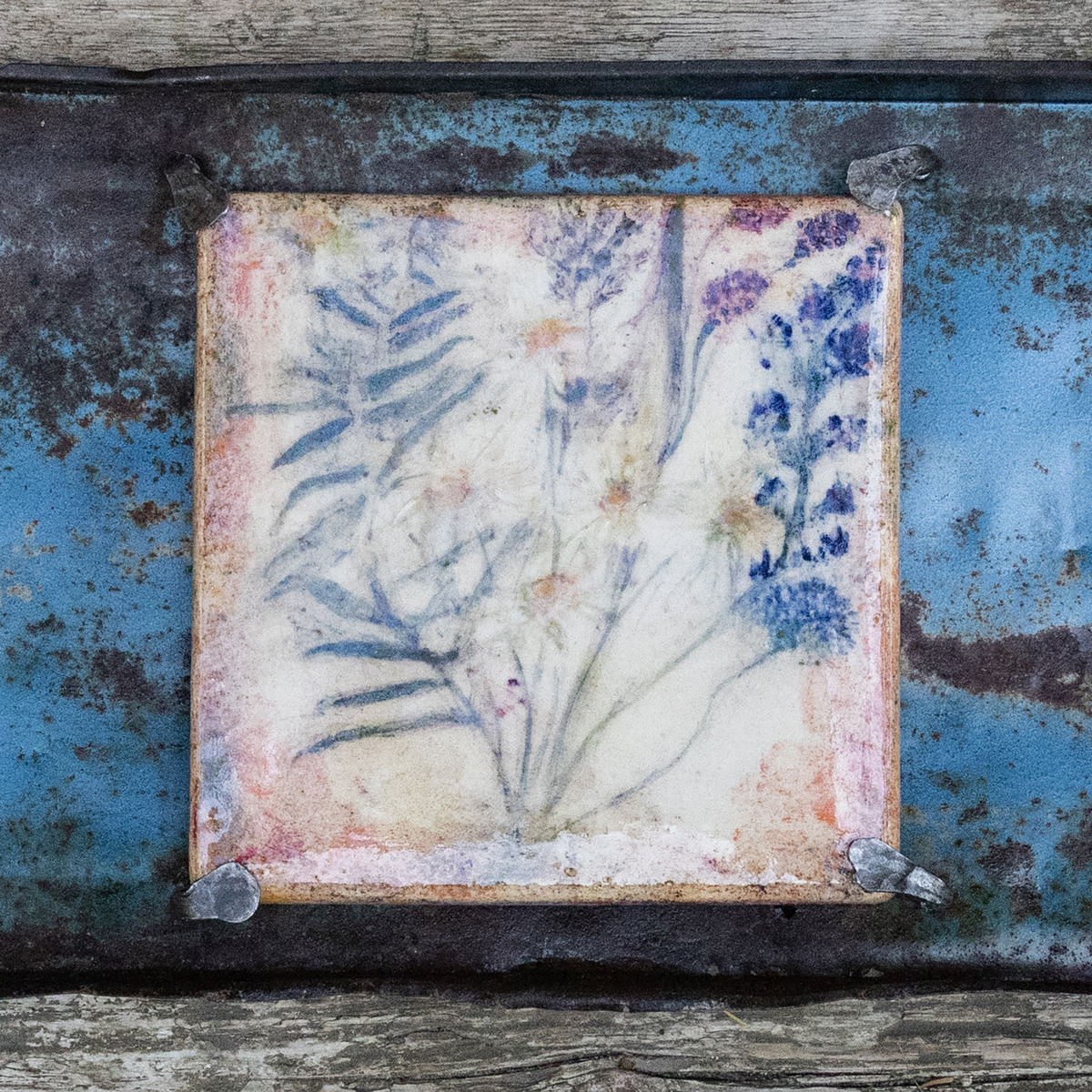 Fliese mit blauen Blumen